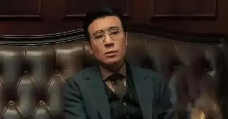 李雪健老师那句“于和伟这人，骨子里坏得很”，可不是什么贬义词，那是行家看行家，一眼就看穿了底色

这话是2003年在《历史的天空》片场说的，当时于和伟正好从旁边过，听见了，脚下就顿了那么一下，也没吱声，点了个头就自己去化妆间了

那年北京郊区的冬天，冷得人说话直冒白气。于和伟演的是大反派“万古碑”