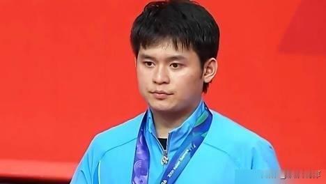 林诗栋三金封王，王楚钦三银收场，国乒新老交替谁主沉浮。

2026年名古屋亚运会的乒乓球项目比赛，现在已经正式落下了帷幕。

在男单的决赛当中，林诗栋把目前世界排名第一的王楚钦给战胜了，比分方面是4比0，整场比赛打下来仅仅用了32分钟的时间。

林诗栋在这次亚运会当中，把三枚金牌都收入到了囊中。王楚