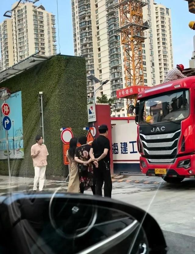 57岁伊能静和47岁秦昊穿拖鞋看上海楼盘，婆婆爆炸头贵气抢镜，网友：租房十多年不是买不起是图啥 ​