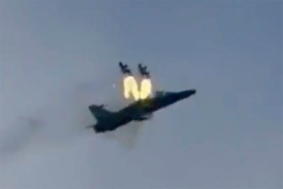 一架英国皇家空军（RAF）BAE鹰式T2教练机于9月23日起飞后不久坠毁。地点位于威尔士北部安格尔西岛的RAF空军基地谷。两名机组成员成功弹射逃生，并被紧急救援人员救起。
	
目击者拍摄到飞机起飞后不久，飞机机身后部起火且飞行不稳。机组人员弃机，飞机最终坠毁并爆炸，地点距离跑道约2公里，位于靠近建筑物的乡村地区。地面上无人受伤。机组人员被救出时保持清醒，受了轻伤。
	
RAF Valley是该国主要的战斗机飞行员训练中心，运营Hawk T2战机作为军队部署至一线战斗机（如欧洲战斗机台风和F-35B闪电II）前的战术过渡阶段。
	
英国国防部和皇家空军已启动官方调查程序，以确定事故的确切原因。与此同时，整个Hawk T1和T2机队将暂时停用