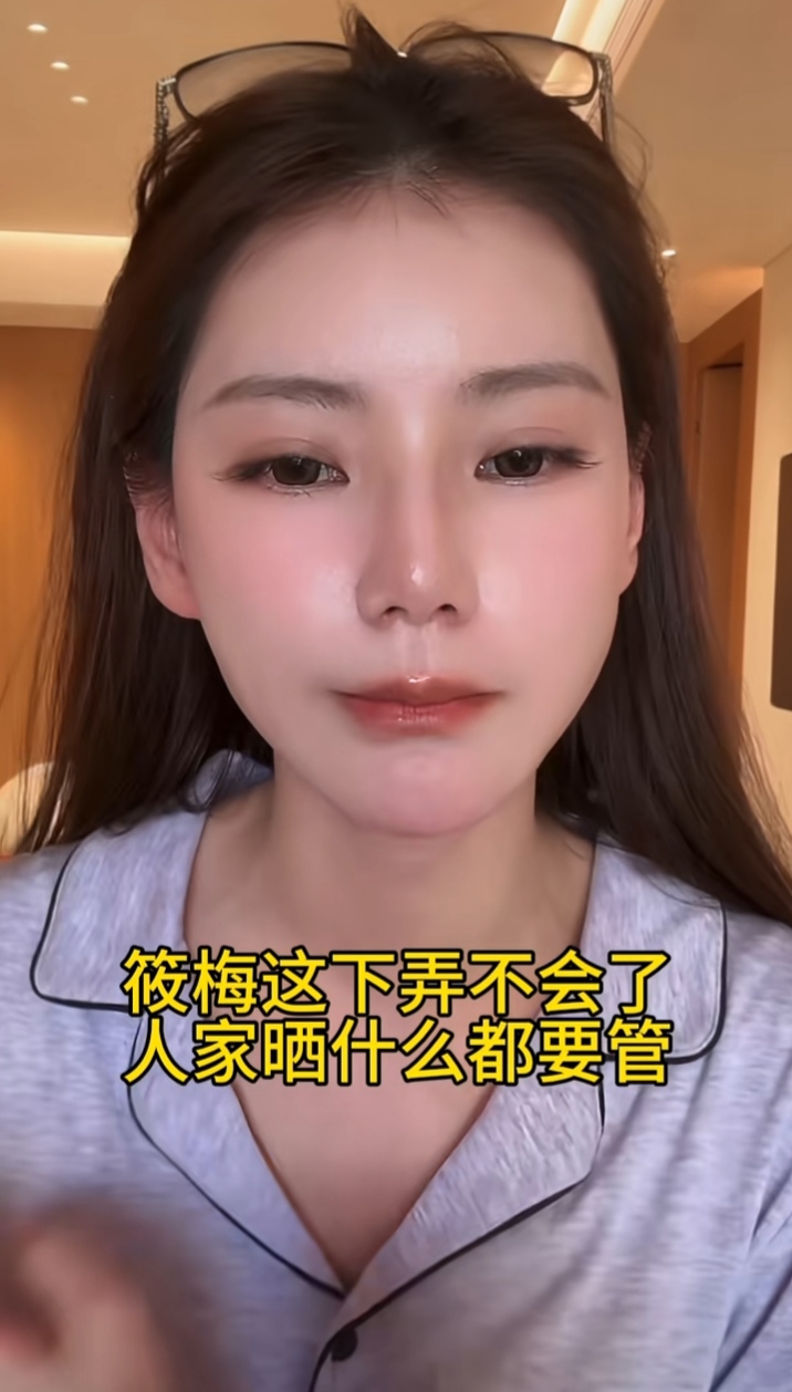 马筱梅越想越气，
晒自己儿子都不行，直播间网友说她可别老是晒幸福，容易引起愤怒，引起战争。

马筱梅就想不明白了，自己也没有晒什么，就晒自己和儿子，我到底招谁惹谁了，都已经按照你们的剧本走了，你们还不满意。

直播间有网友说，马筱梅不要天天老提这个提那个蹭流量，我现在就只提我跟我儿子，然后还要被大家