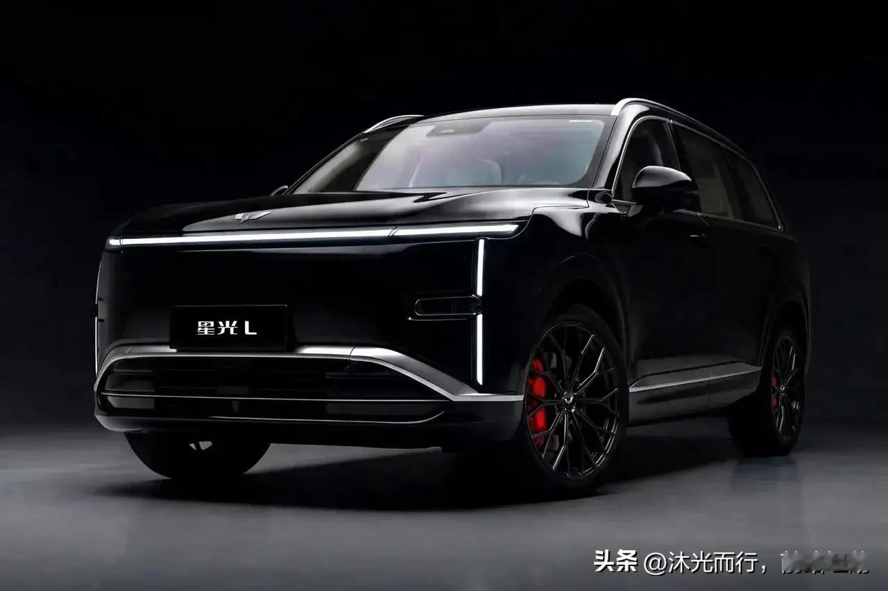 这次恐怕不仅雷军没想到，就连王传福也没想到，估计马斯克想了三天三夜也没想明白：五菱星光L凭什么能把大六座SUV规则撕了个大口子？十万级价位全是豪车同源真材实料。

2950mm超长轴距配4980mm车长，2+2+2独立六座布局，第二排中间留了宽过道，老人小孩不用掰座椅就能直接走到第三排。175cm的
