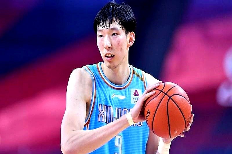 亚运男篮14人名单一出，周琦落选，胡金秋直接扛起内线大旗！

8月28号客场打卡塔尔，中国队83比57狂胜。这场球大秋搭档杨瀚森满场飞奔，交出10分8板的成绩单。

郭士强现在的思路很明确，大个子不能只蹲坑。一旦对手拉开空间，死守禁区太吃亏。

他夏天全程跟队集训，防守能扩出去，进攻还能撤出来投篮，