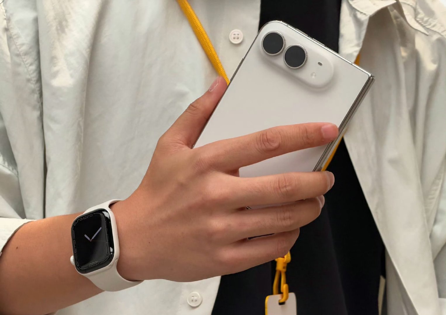 苹果新品来袭，白色陶瓷Apple Watch 12，搭配白色iPhone Duo也太高级了 ​