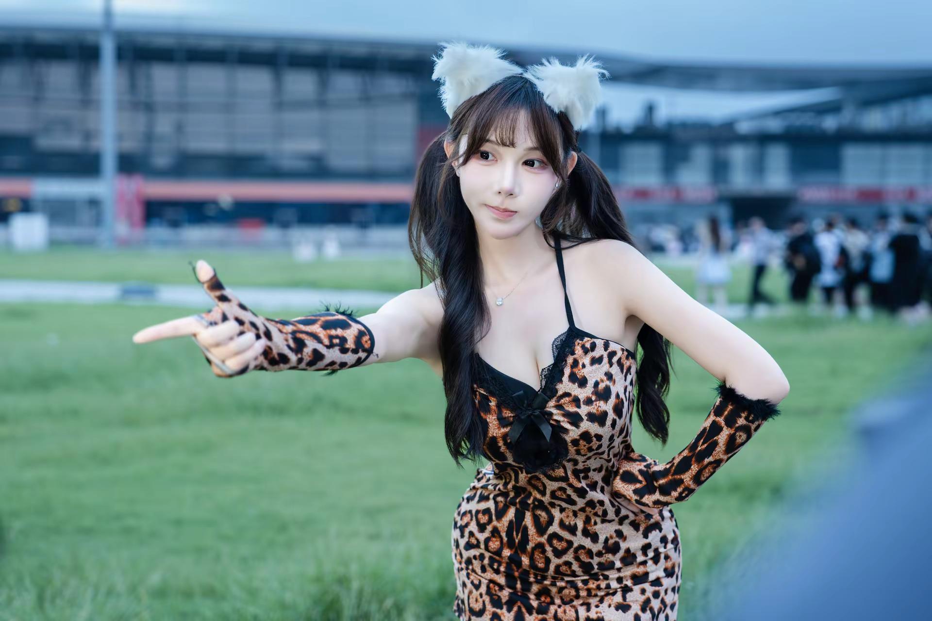 <p>御姐穿搭 完美身材 约拍 <!--{img:0}--><!--{...