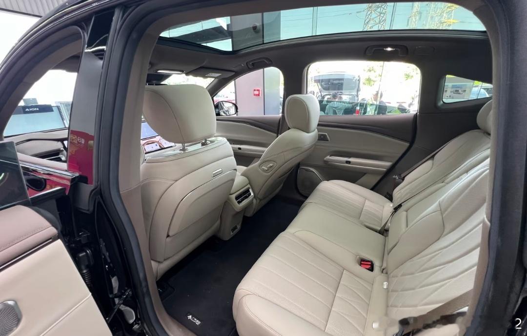 #好友玩昊车 ##广汽昊铂##20万内满配运动SUV###百大媒体验牌昊铂S600真满配# 提车昊铂S600之后，每天开着它穿梭在城市之间，通勤代步、周末自驾、闲暇时在车里小憩，越相处越觉得这台车买得特别超值。
 
最让我满意的就是它的智能辅助驾驶配置，早晚高峰拥堵路段，开启自适应巡航，不用频繁踩油门刹车 ​