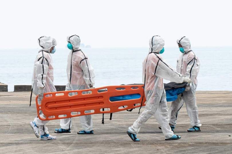 周六晚上，菲律宾一艘渡轮起火，死亡人数已上升至 76 人。海岸警卫队称，在这艘烧焦的船上又发现了 41 具尸体。 ​