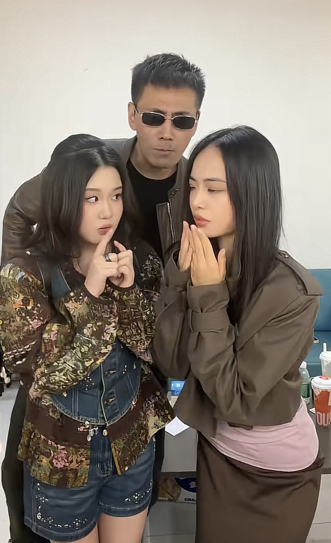 张家齐现在的资源越来越好了，
和邵兵父女一起上节目，三个人同框录搞怪的视频，还以为邵兵带着两个女儿呢，画面太温馨了。

之前张家齐参加《我家那闺女》，邵子恒作为飞行嘉宾，两个同龄人聊天，张家齐说很羡慕邵子恒有个这么开明的爸爸，还开玩笑的说为什么你爸爸不能是我爸爸。

这次终于见到邵子恒爸爸邵兵了，还