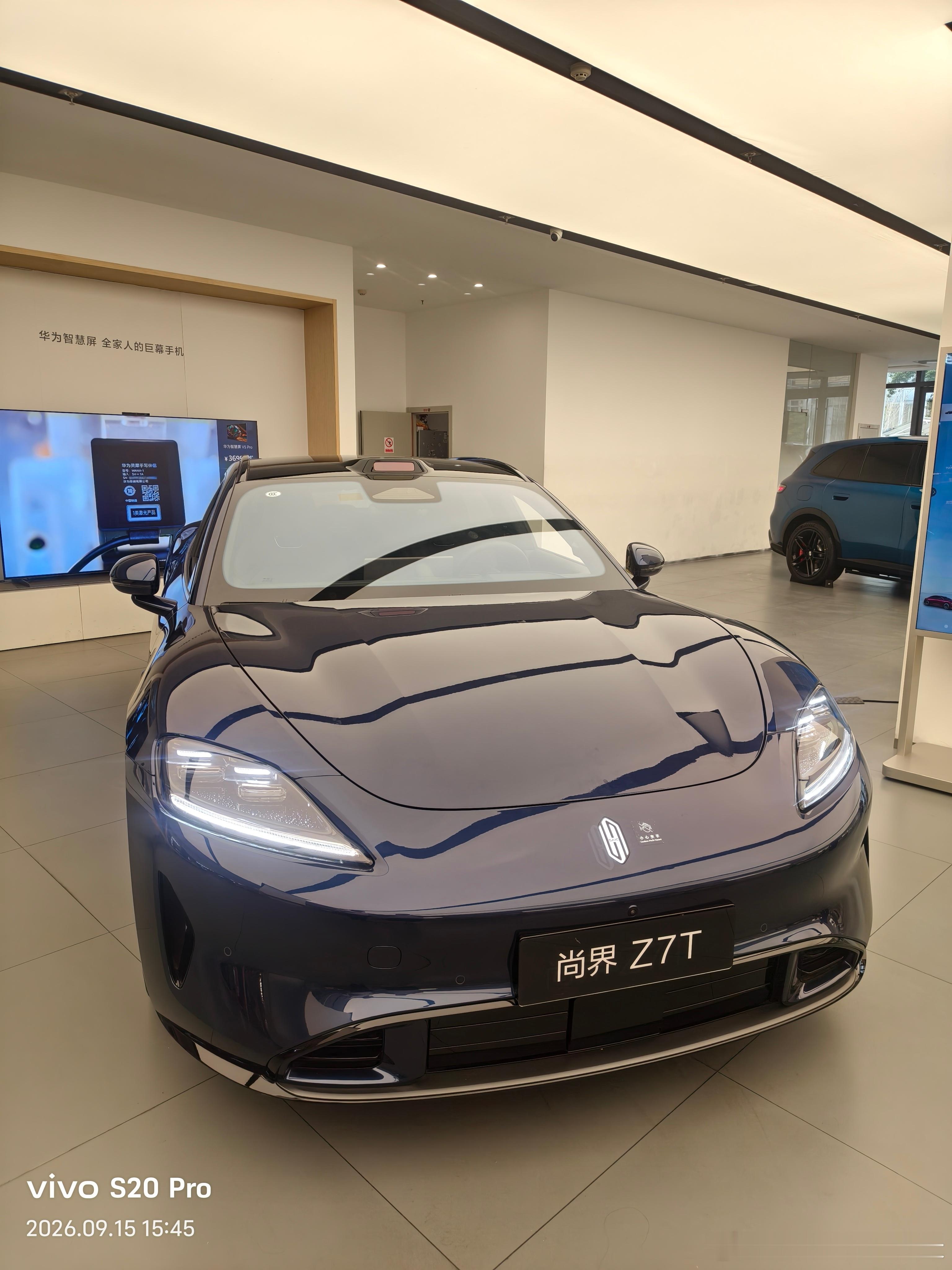对比零跑lafa5、华为尚界Z7T、小鹏M03
​零跑lafa5:
性价比超高。外观、内饰符合我的审美。外观无懈可击。座椅舒适。
唯一不足就是:
1.内部车门把手设计外观上有点笨重。
2.Lafa5原厂音响调校人声偏远、音量基数偏小。
而小鹏M03、华为尚界Z7T原厂隔音做得好、音响功率大，30%音量就很响。
​
​华为尚 ​