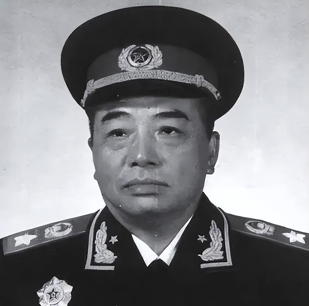 1965年，中央派彭德怀去大西南当第三副主任，其三位上司分别是谁

1965年，彭德怀的名字重新出现在中央的工作安排中。此时距离他离开重要岗位，已经过去六年。

这一次，他没有回到军队，也没有担任熟悉的军事职务，而是被安排到大西南，担任三线建设相关机构的第三副主任。更特别的是，排在他前面的三位负责人