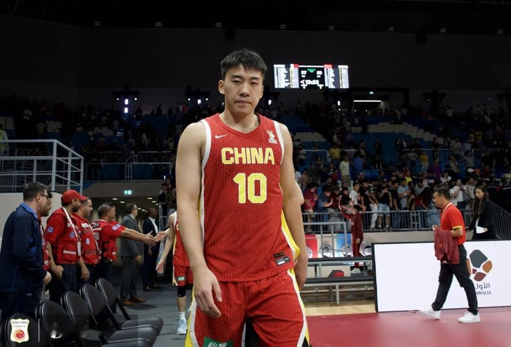 全队最高23分，怎么突然被郭士强弃用了？中国男篮这个最强暑假工王俊杰，有点看不懂。
之前打澳大利亚，他乱战砍下23分，可一到郭士强强调纪律的体系里，就懵了。郭导要的是防守、跑位、定点投篮，而王俊杰习惯的是持球单打，强行错位。
于是场上就出现了拧巴的一幕：对乌拉圭，他18分钟靠罚球拿4分；打新西兰