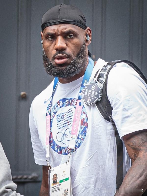 今年季后赛，38岁的勒布朗·詹姆斯带伤出战，消息一出引发热议。粉丝既担...