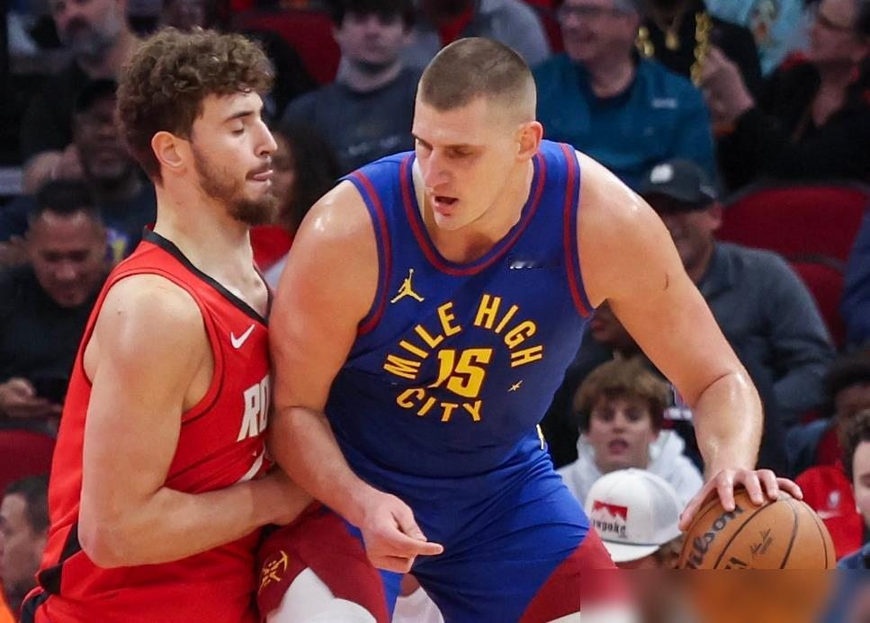 ESPN这版预测太狠了，直接把湖人踹出争冠组了。马刺62胜西部第一，文班亚马带着总决赛亚军的底子原班人马杀回来。雷霆60胜紧随其后，杰伦·威廉姆斯伤愈归队，亚历山大和切特这三人组真成了。湖人呢？东契奇加里夫斯，再塞个凯斯勒，ESPN只给45胜，西部第五到第七晃悠。掘金、火箭、灰狼全排在湖人前头。火箭