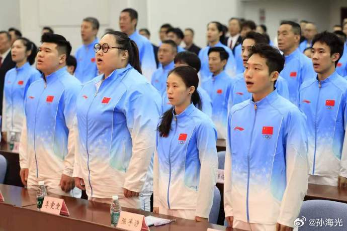 爱知·名古屋亚运会中国体育代表团今天成立，以下为中国举重队参赛名单
领队：占旭刚
教练：邵国强、邓惠洁、刘伟煌、石智勇、田富轩
管理翻译：孟博、李江云
医务康复：李鹏
女运动员：赵金兰、杨柳月、何仁秀、吴艳、李雯雯
男运动员：杨洋、何岳基、陈舜楠、涂艺、刘焕华 ​