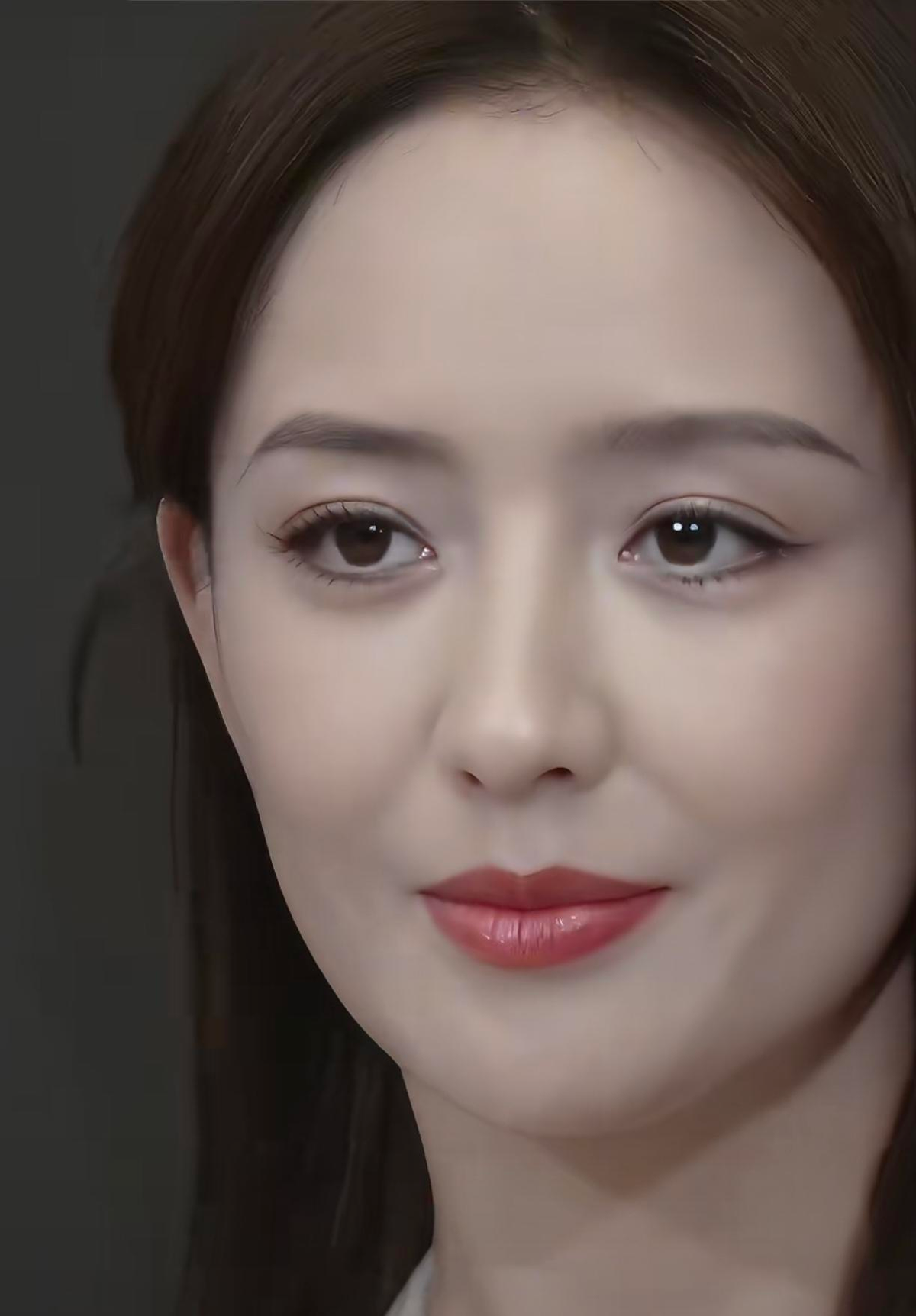 佟丽娅离婚五年，最大的变化根本不是“资源降级”！
打开佟丽娅的作品年表，2025到2026年她其实并不缺戏——电影《轻于鸿毛》《眨眨眼》都是主演，还有《流浪地球3》这样的超级项目在手，甚至凭《狗阵》提名了金熊猫奖最佳女配角。但确实，那种“非她不可”的女一号大制作，肉眼可见地少了。
很多人第一反应是“