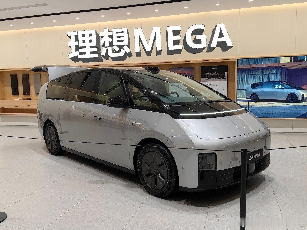 理想新MEGA拿下9月纯电MPV销量第一，卖了2318辆，比8月翻了近7倍。但这是剔掉增程插混后的组别冠军，全量MPV榜上它还排在智界V9后面。50.98万降价增配换回了订单，坐稳得看10月。#理想新MEGA##纯电MPV# ​