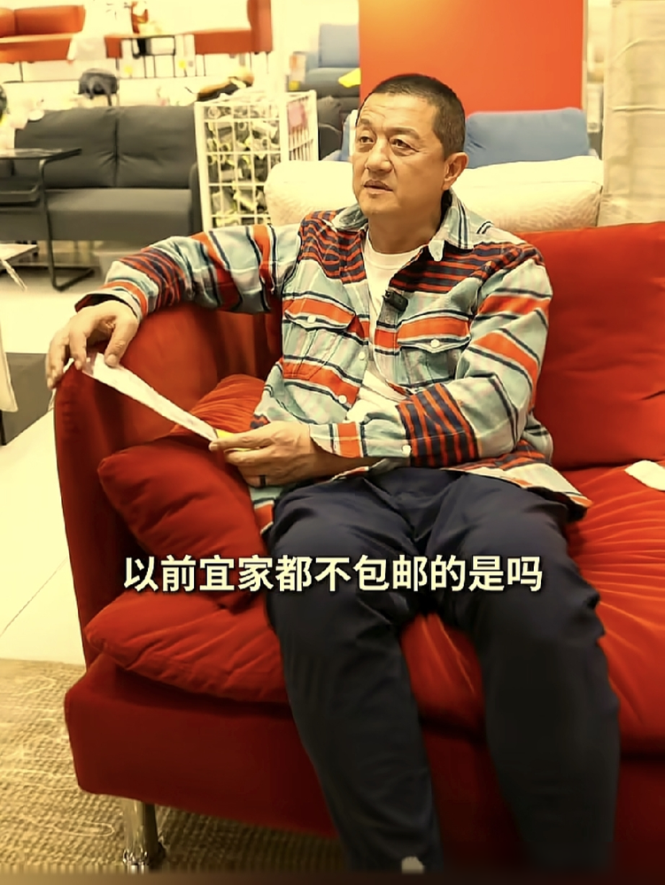 李亚鹏又被拍了，这回是跟个女的挑家具，动作挺亲昵。
离婚刚满一年，2025年10月14日他亲口官宣跟海哈金喜散了，女儿跟妈。那会儿海哈金喜还嘴硬过，说没离，但承认很久没见面。转头三个月，字签了。
离完之后俩人反而老同框，带娃被拍好几回。海哈金喜直接在视频里把话说死：没复婚，没打算，现在当亲戚处着