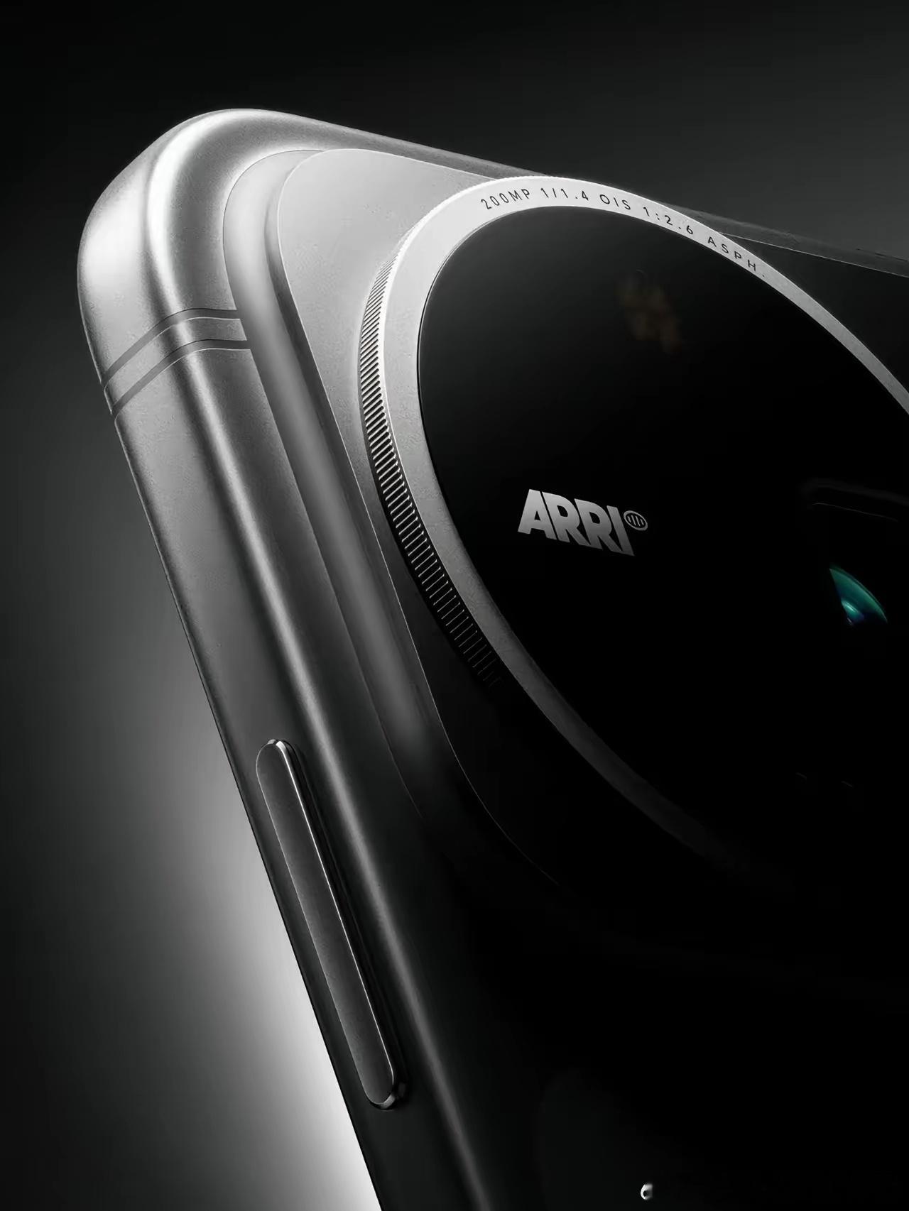 在之前荣耀Robot Phone全球发布会上，官方已确认荣耀Magic9系列将于9月份与大家见面，并且确认这代产品将与电影级影像品牌阿莱（ARRI）深度联名。
外观方面，荣耀Magic9系列放弃用了已沿用长达六代的“缪斯之眼”居中圆环设计，改为横向延伸矩阵+左上角大圆DECO造型。官方已官宣了机身一角。 ​