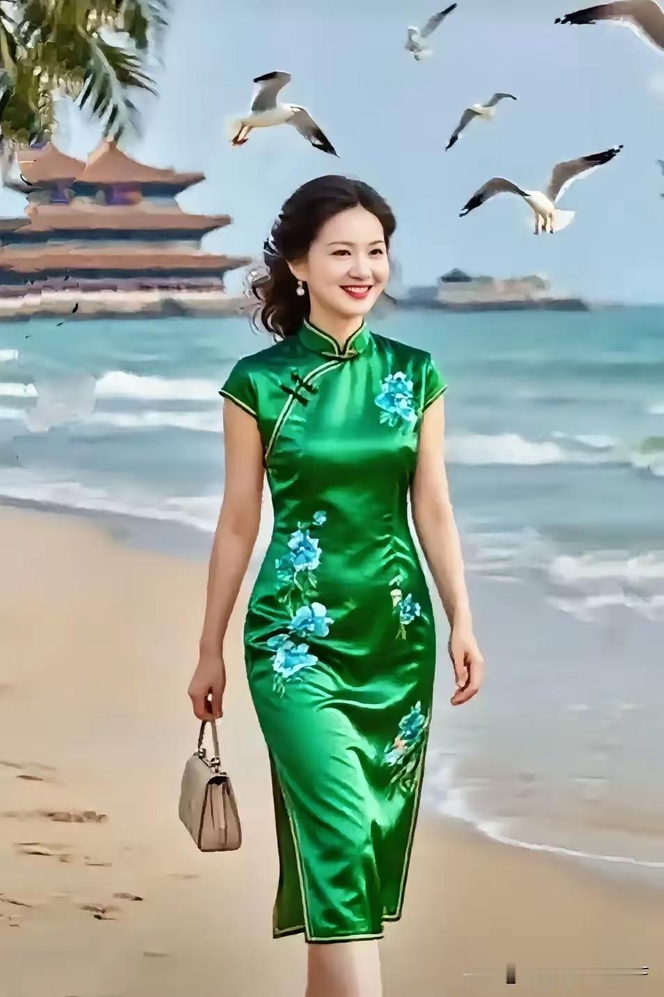 这是美女真时髦，身穿绿衣很漂亮。微笑颜开好善良，越看越好大方！海边的女...