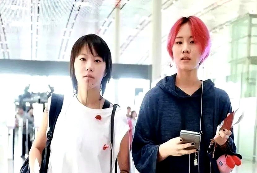 两个十四五岁的女孩坐在咖啡馆里，大眼瞪小眼，硬是半天挤不出一句话。

这场令人窒息的下午茶，是窦靖童和同父异母的妹妹窦佳嫄第一次正式碰面。在此之前，两人活在完全平行的世界里，互不相识。

打破僵局的是妹妹。她大着胆子发出邀约，硬生生扛过了一两年的尴尬磨合期。如今窦靖童开巡演，台下喊得最响的就是窦佳嫄