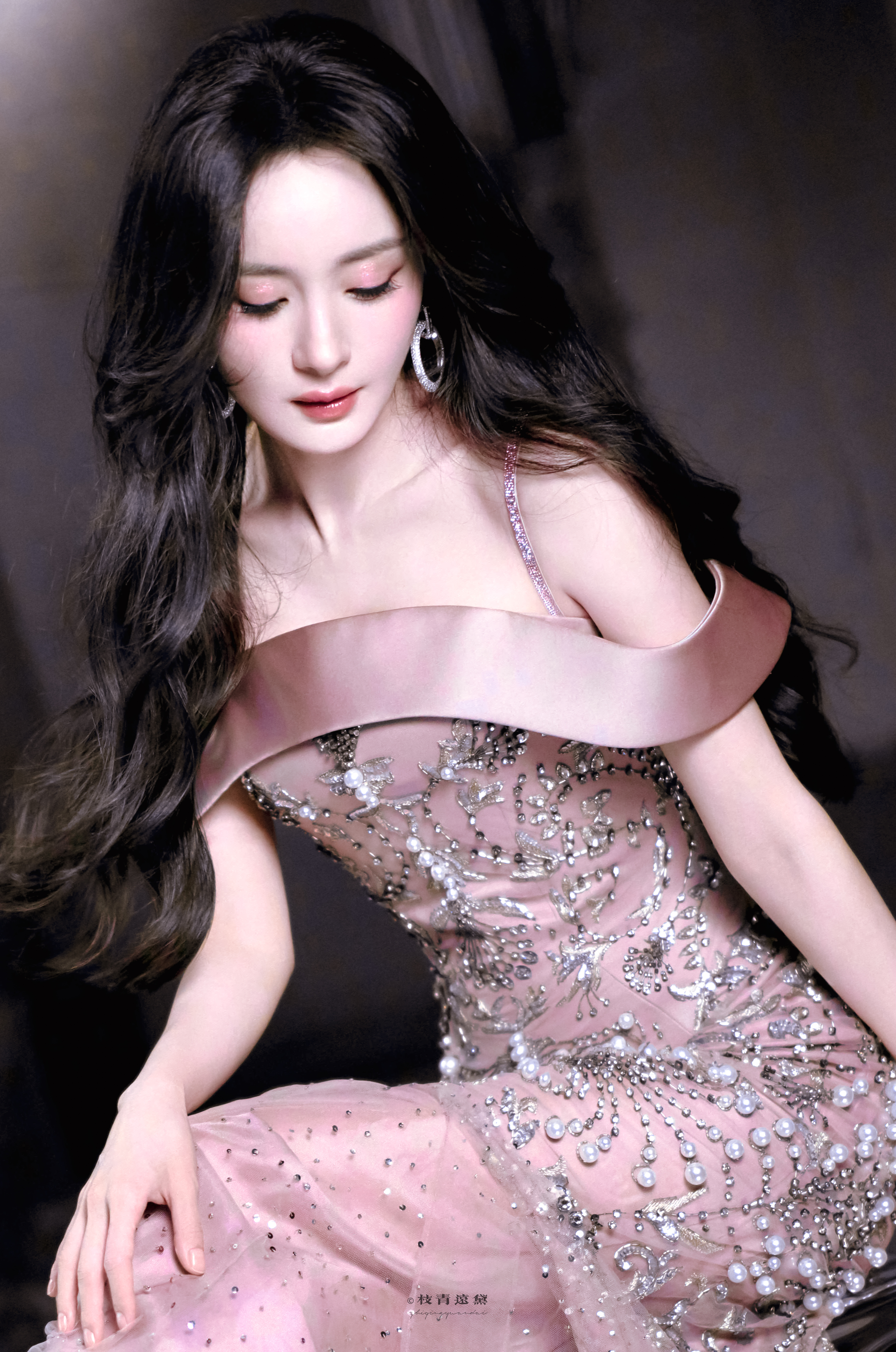 杨幂/

粉色潮汐🌌💗

#杨幂美得有点超过了# 
*#杨幂 耳环消失术# ​