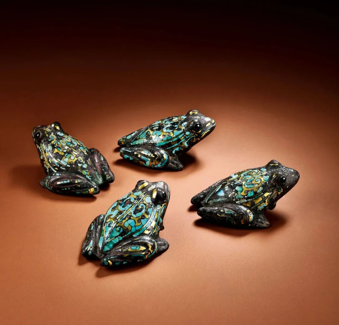 銅錯金銀嵌松石蛙形鎮四方