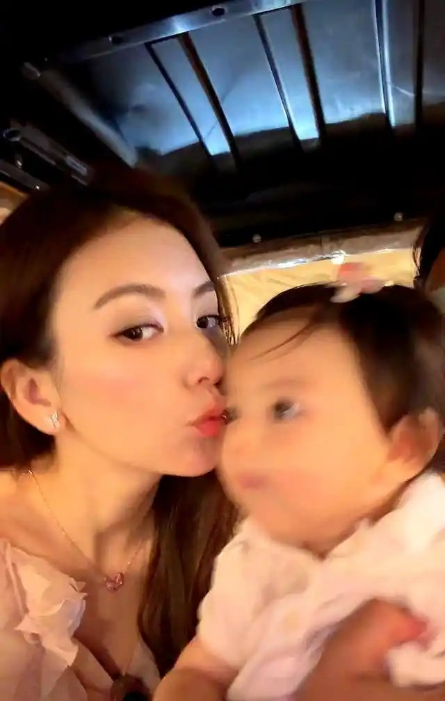 郭富城小女儿饮用200多元一罐的国产奶粉，方媛称10个月三宝仍需喂夜奶 ​