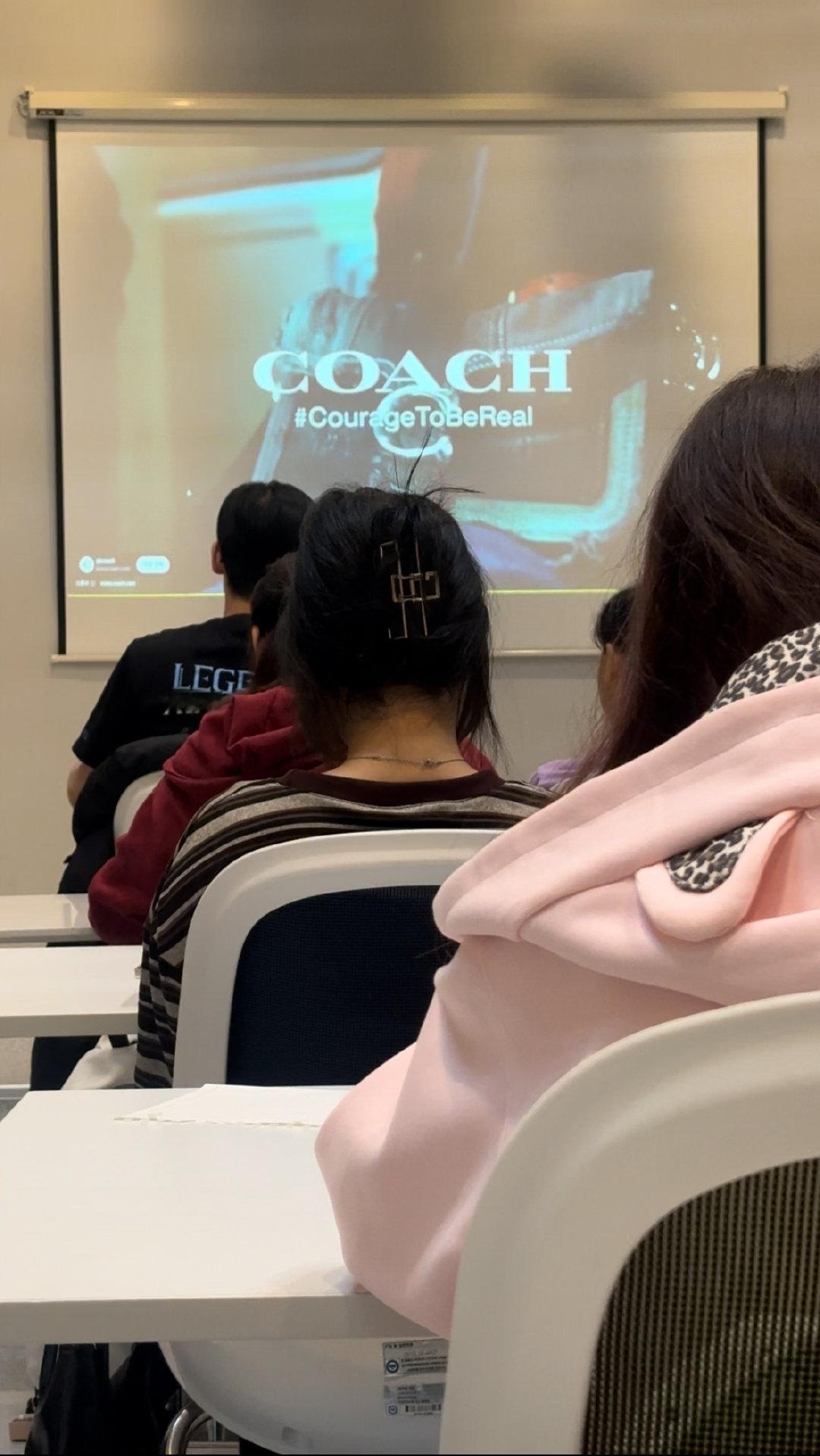 上课一抬头发现老师在放coach广告 紧接着就是单依纯的漂亮脸蛋放在一众hgr面前[流浪地球2]瞌睡虫立马都被打跑了 ​
