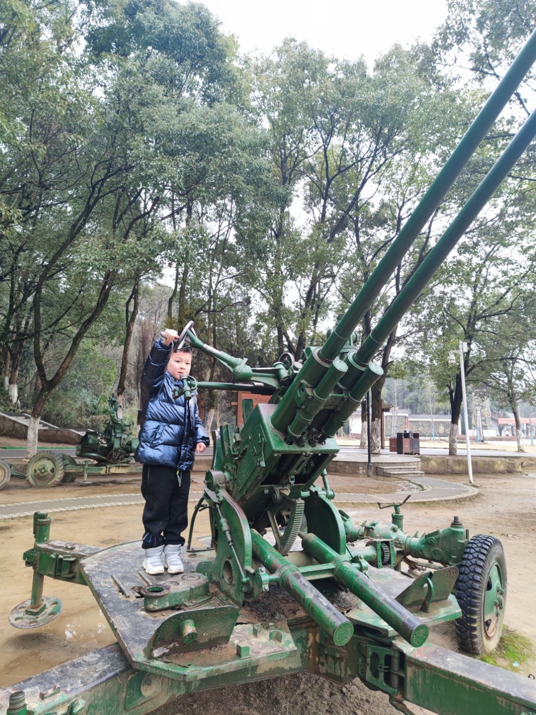 我国三艘航母分别是什么辽宁舰，山东舰，福建舰，是我国三艘航母的名称。