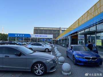为什么这么多年轻人喜欢宝马3系<br />首先车标 BMW 品牌效应<...