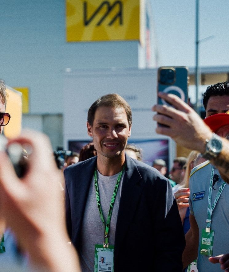 西班牙体坛传奇支持西班牙体育大赛🎾🏎️🤝

纳达尔昨天亮相F1马德里大奖赛，他在社交媒体分享了与西班牙皇室、阿隆索、穆里尼奥以及皇马众球星互动合影的照片，而且还配上了Hans Zimmer的F1大电影的配乐[666][点赞]#2026F1西班牙大奖赛# ​