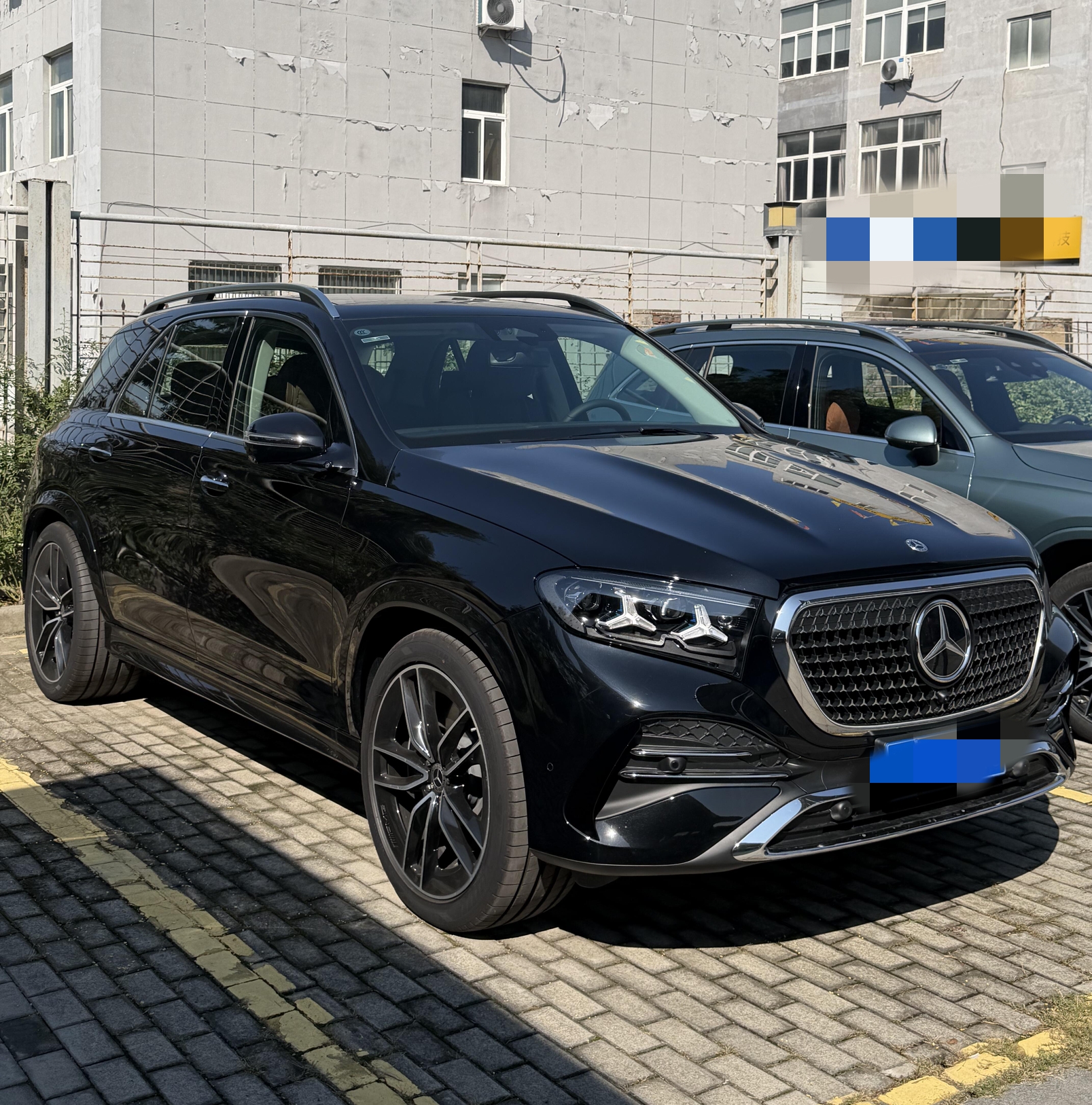 国产长轴距GLE才是豪华SUV的终极体面，试过很多中大型豪华SUV，终于懂了为什么国产长轴距奔驰GLE是闭眼盲选的标准答案，这一代真的是完完全全吃透了中国人的用车需求，不再是纯进口的刻板运动，而是把舒适、排场、家用、商务全部拉满！