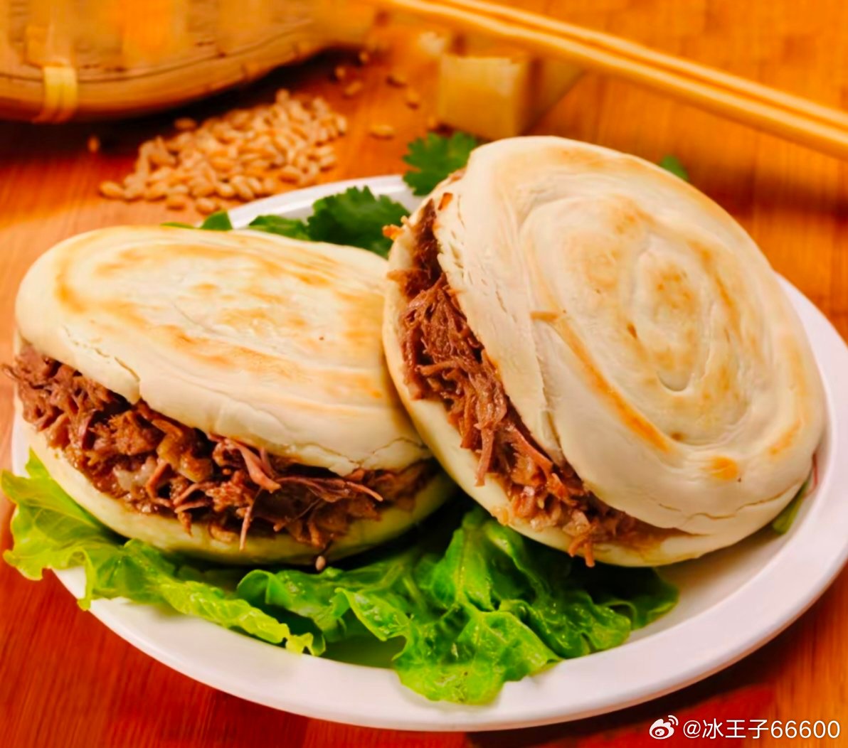 #西安肉夹馍师傅已经忙到3秒夹一个#国庆期间人山人海这生意确实好，三秒一个肉夹馍都供不应求[哈哈][哈哈][哈哈]。 ​