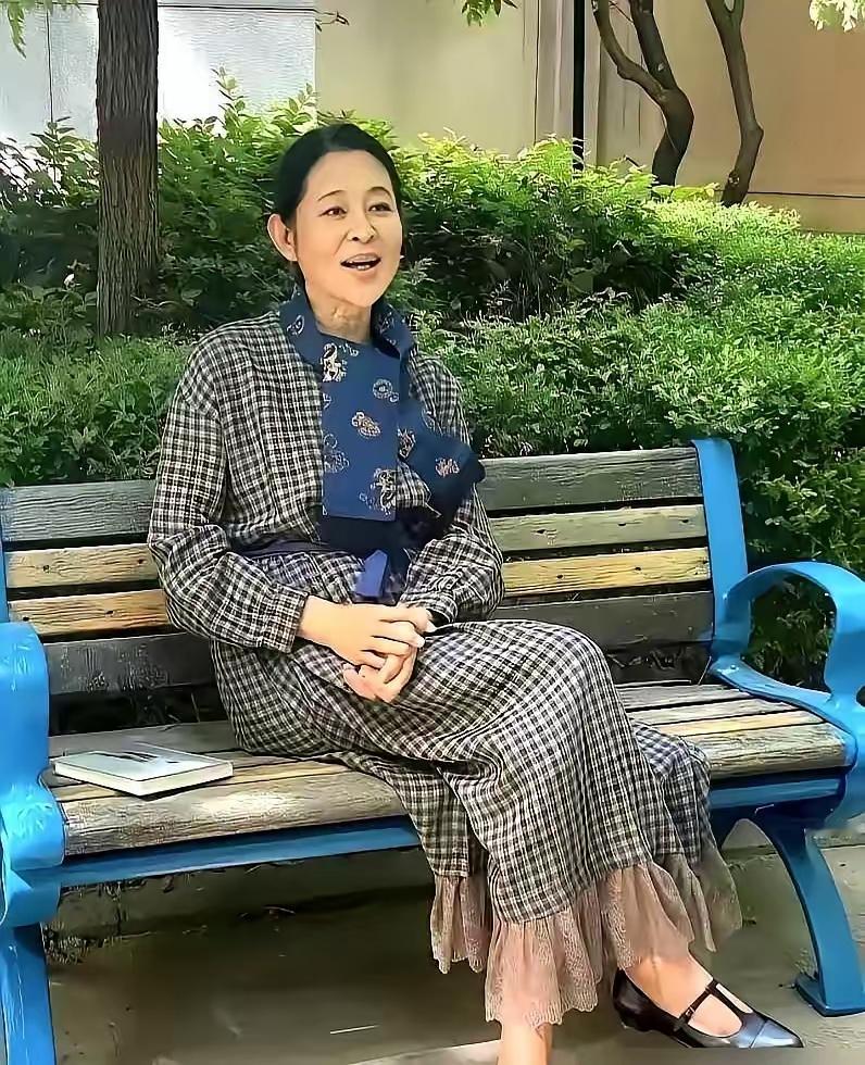 这居然是倪萍？”倪萍在公园被人抓拍，照片一发出来，网友全炸了：“这哪还是当年舞台上那个光鲜亮丽，家喻户晓的主持人？这跟我们小区里的老奶奶有什么区别了！”

照片里的倪萍，穿着宽松的深色外套，头发随意地扎着，脸上没有半点妆容，眼角和嘴角的皱纹清晰可见。她正弯着腰，小心翼翼地扶着一个走路颤巍巍的老太太，