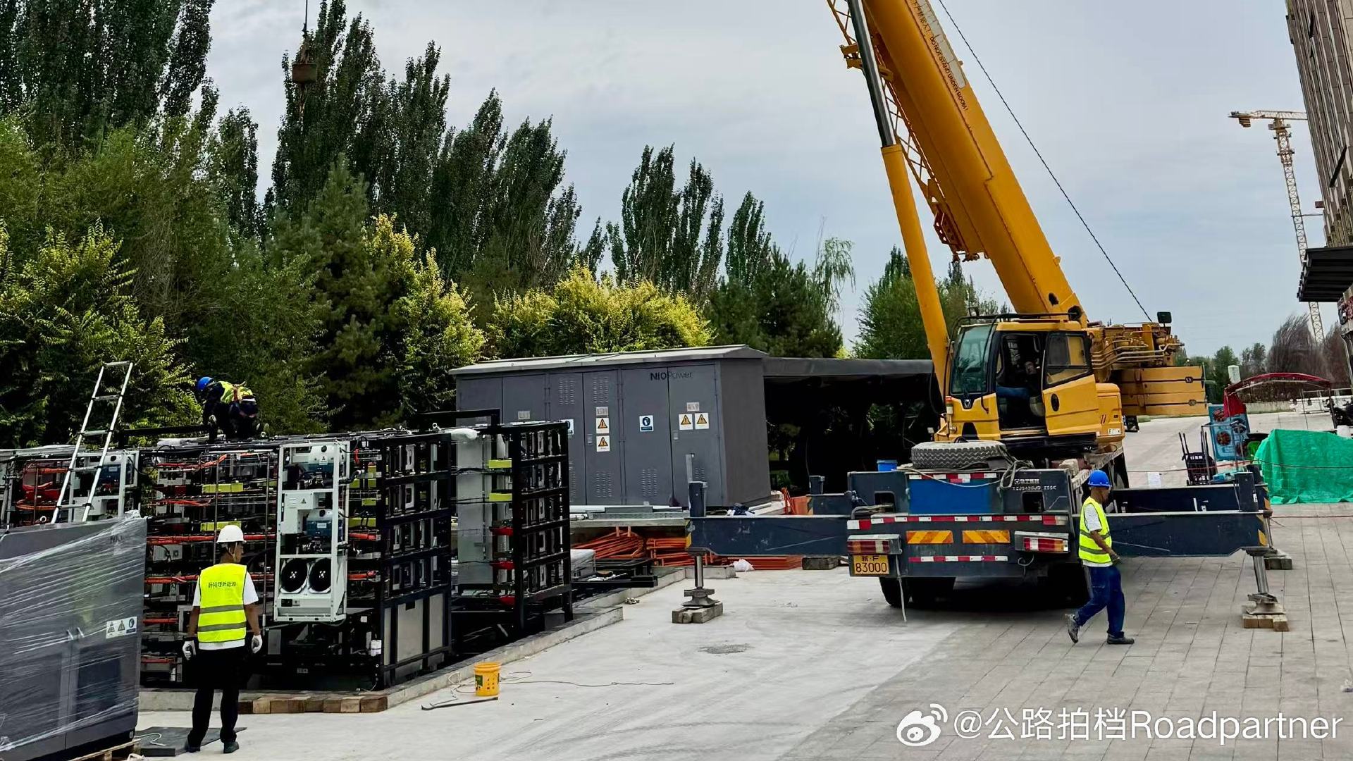国门口的蔚来换电站，霍尔果斯口岸换电站今天正在搭建，也是新疆地区第一个五代站#蔚来# ​
