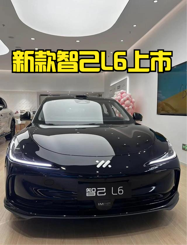 新款智己L6正式上市，权益价为19.99-25.99万元。Prof. Jimmy Choo高定限量版有两款，售价分别是21.99万和23.79万。
智己L6我认为最大的亮点就是设计，这个外观无论是原创度还是辨识度，我觉得都算是自主车型里不错的，尤其是车尾部分。
这次最大的升级就是全系标配全新一代线控