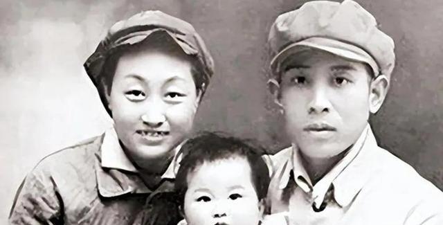 1938年，两名卧底夫妻假戏真做结为真夫妻，妻子牺牲后丈夫一生未娶，7...