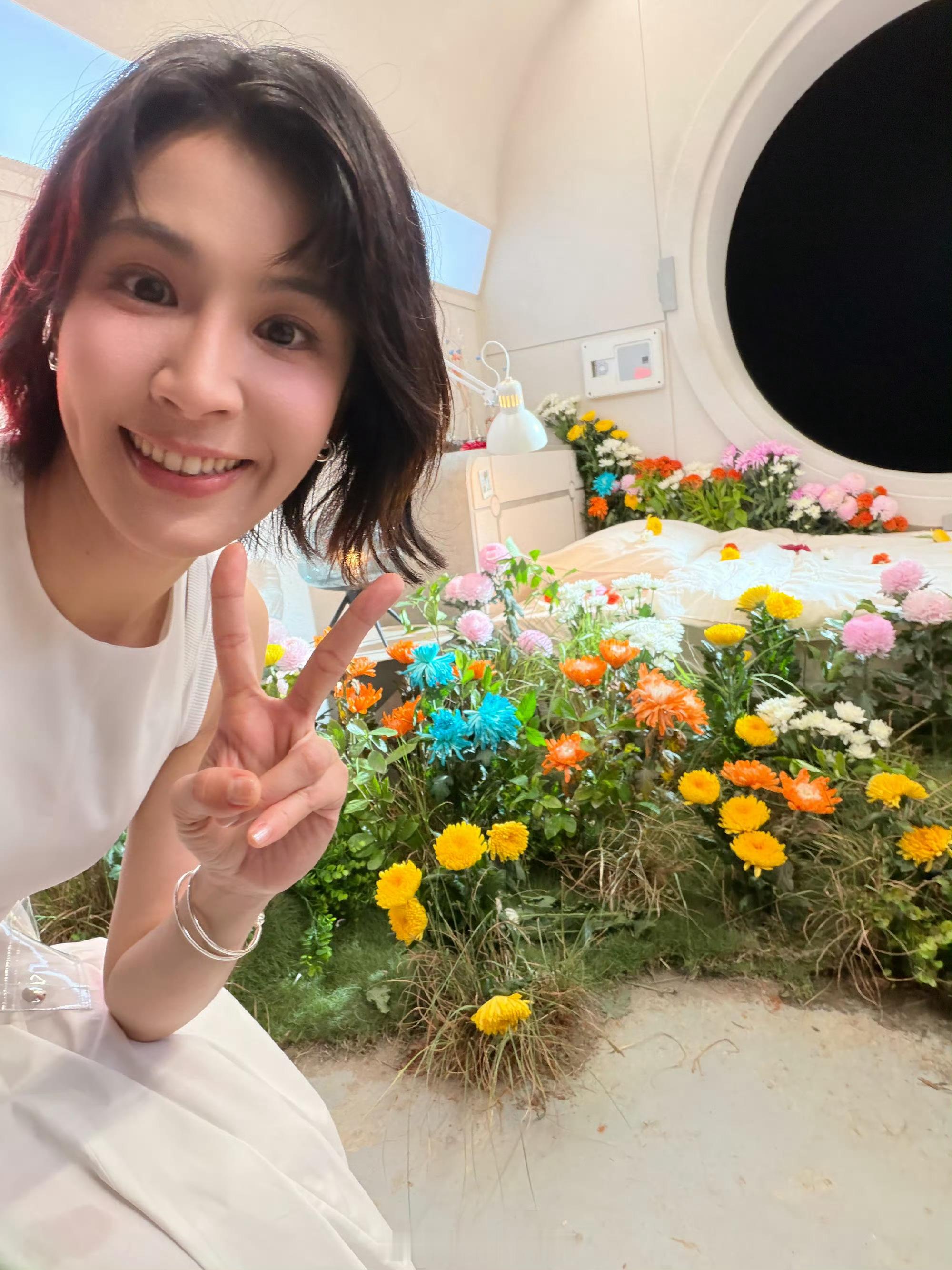 #曾沛慈[超话]#【#曾沛慈晒新歌花絮美照# 】#曾沛慈牵挂mv花絮# 在社媒发文：注意！前方发现花絮美照。（曾沛慈）（编辑：麦片） #曾沛慈不知道被收音了# ​