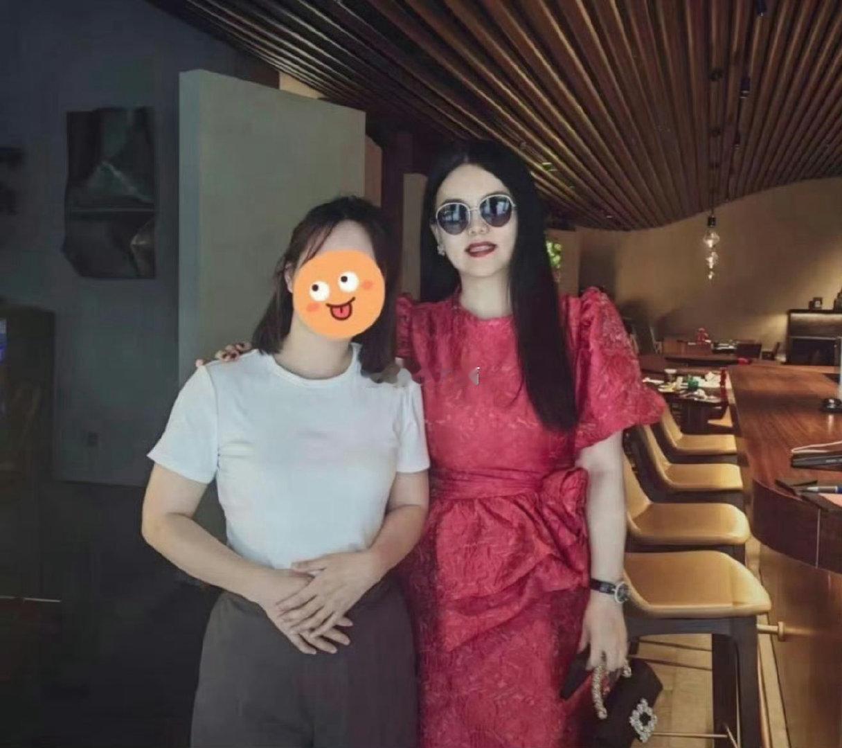 李湘说瘦就瘦，和旁边的人比起来也不胖啦， ​