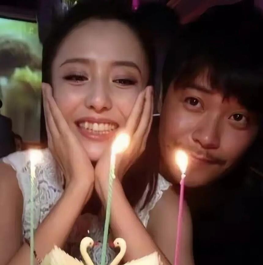 佟丽娅和陈思诚离婚四年多，最近俩人带儿子在园区溜达的画面被拍到了。不紧不慢地走着，随口聊几句，儿子在中间蹦蹦跳跳，外人猛一看真以为是一家三口没散过。
当年官宣离婚的时候都说挺体面，现在看来这体面不是装出来的。有孩子的人应该都懂，夫妻那层纸撕了就撕了，可爹妈这身份是一辈子的事。陈思诚给佟丽娅庆生这事十