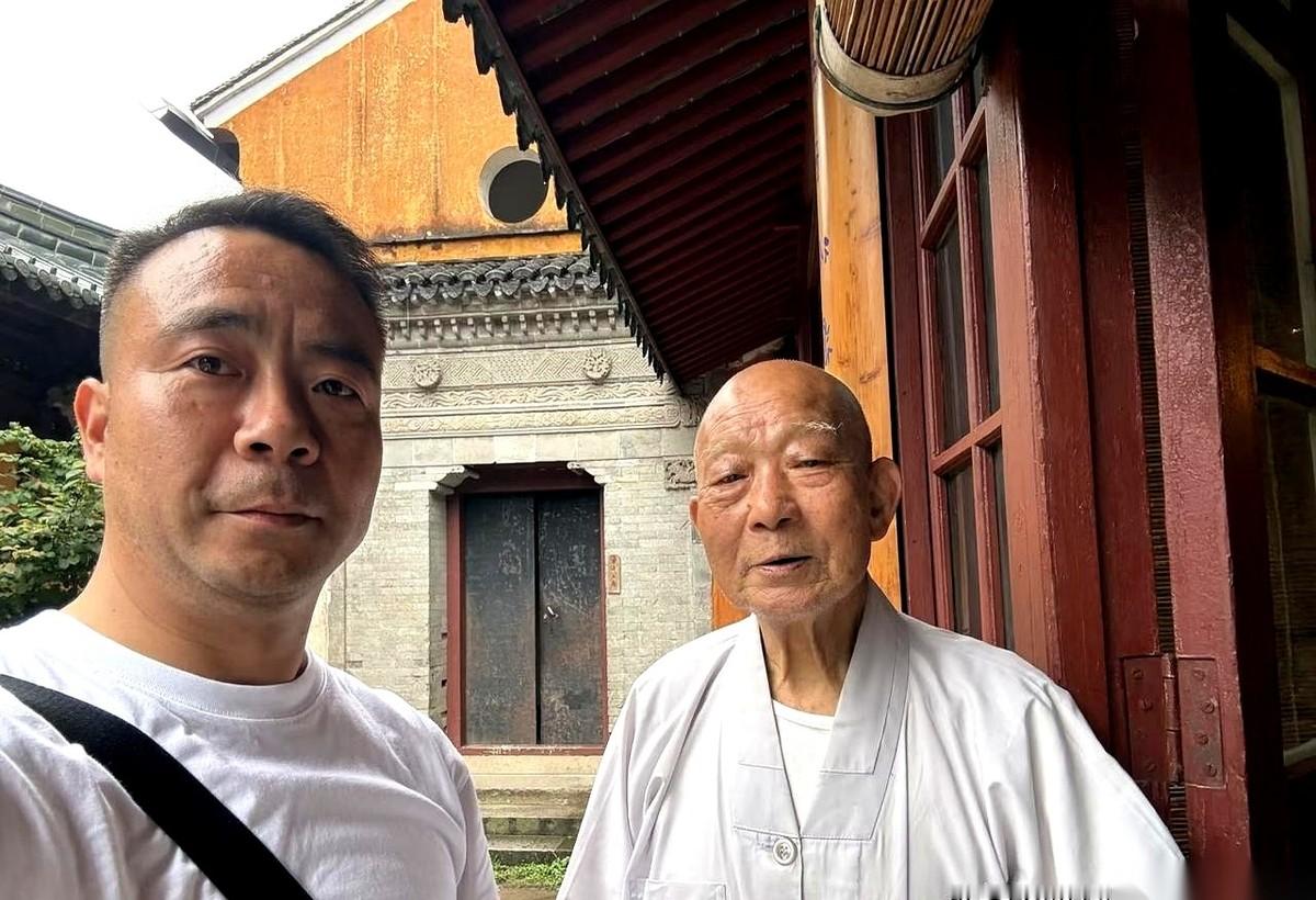 城郊那座尼姑庵要翻修观音殿，四十来岁的管事慧安师父给义工下了硬任务，每人必须拉来至少五百块钱功德。
五十六岁的老陈在街边站了三天只凑到一百多块，交账时当场被指着鼻子训斥心不诚。
因撞破私藏米面油而被罚去后山挑水的妙真，至今仍得每天顶着磨破的双肩在山路上来回跑二十趟。
普通人总有个念想，觉得红尘里下岗