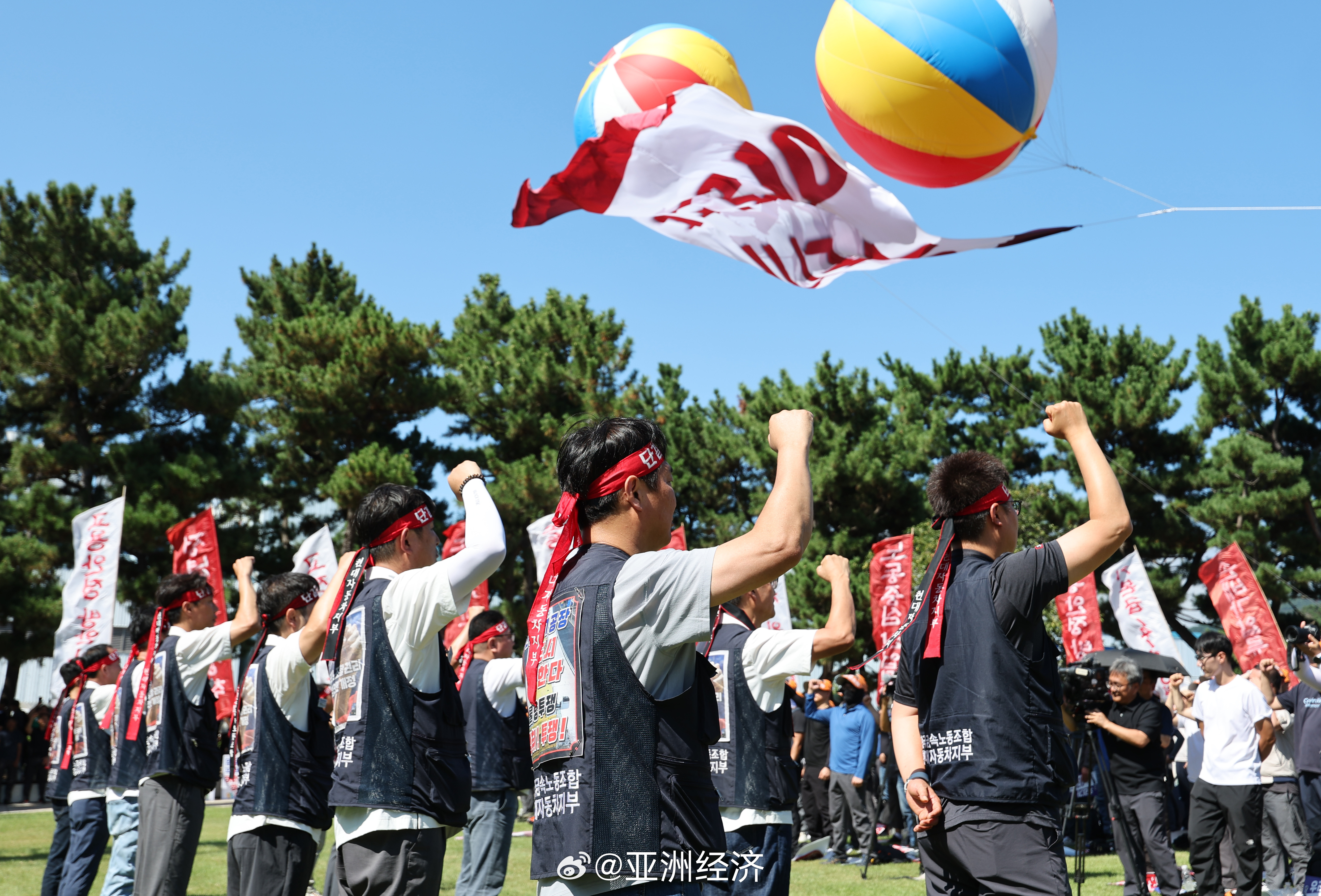 【现代汽车工会时隔10年全面罢工 三大工厂生产线停摆】现代汽车工会因今年工资谈判陷入僵局，于21日启动全面罢工。这是现代汽车工会自2016年以来，时隔10年再次举行全天罢工。

根据工会当天发布的罢工指示，早、晚班生产员工分别罢工8小时，蔚山、全州和牙山工厂所有生产线当天全面停产，实际停运时间 ​