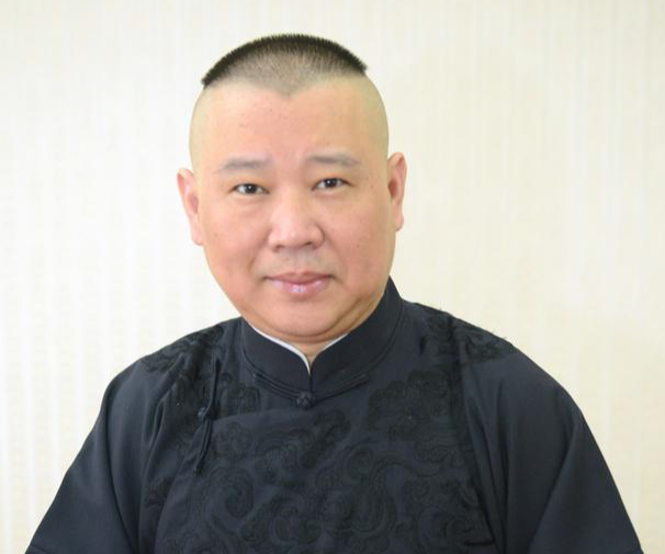 郭德纲沉寂两月首发长文！9月29日郭德纲这921字：通篇不提一个&34;冤&34;字，才是他最狠的一招 
 
9月29日，沉寂两个月的郭德纲终于更新了社交账号。所有人都以为他要为武汉演出被处罚的事给个说法，哪怕道歉也行。结果他甩出一篇921字的文章，标题是上当叫吃药，酱油叫黑水，你还知道什么江湖黑话。通篇讲古玩