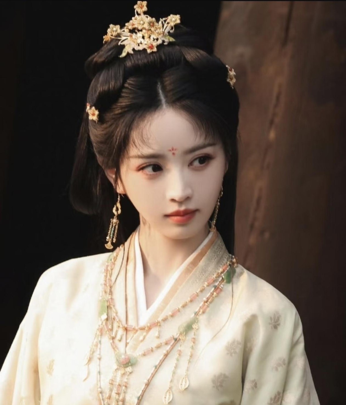 《嫁金钗》10月16日开播，央视八套次黄档加优酷，Netflix同步。田曦薇28岁，一人演两个角色，一个骄纵狠辣的假千金，一个市井里爬出来的真千金。剧方给足排面，开播48小时优酷站内热度破万，成为优酷2026年最快破万剧集。
扬子晚报10月19日写，问题不只在演员。剧本让君黛因为几句闲言碎语就在他人