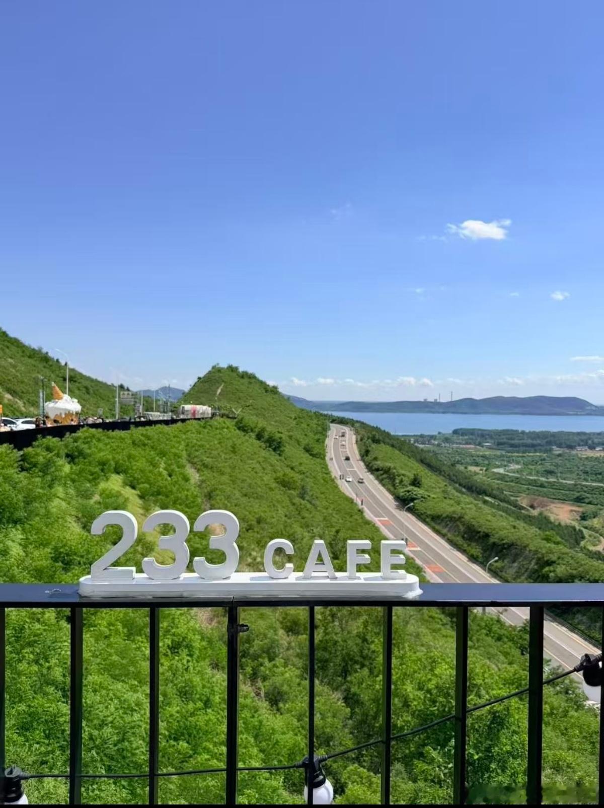 八月末，带上全家，开深蓝S05奔赴蓟州，北京出发单程约170公里，满电出发全程不用补能，续航扎实，北京周边游心里稳稳的。打卡号称天津最美天路的 G233，看着蜿蜒的公路，喝着网红233咖啡，心理美滋滋的；盘山层峦叠嶂，观景台远眺山水湖景，一步一景，随手都是大片。 白天穿行青山之间，吹山野清风； ​