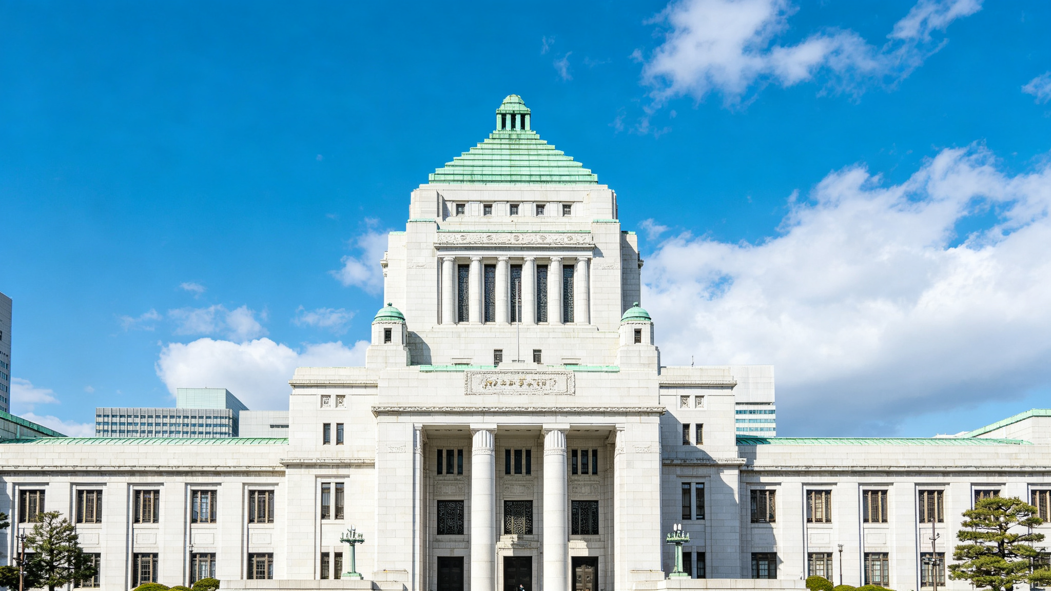 高市早苗首度改组内阁，维新会首次入阁，日本政坛再向右转？

这一步，改的是政坛座次。

高市早苗改组内阁，第一次把维新会请进门，日本政坛的座次要重摆。
2026年9月16日，日本首相高市早苗进行上任后的首次内阁改组。改组本身不稀奇，稀奇的是维新会的人要进来。此前高市政权与维新会只在阁外合作，这一回，