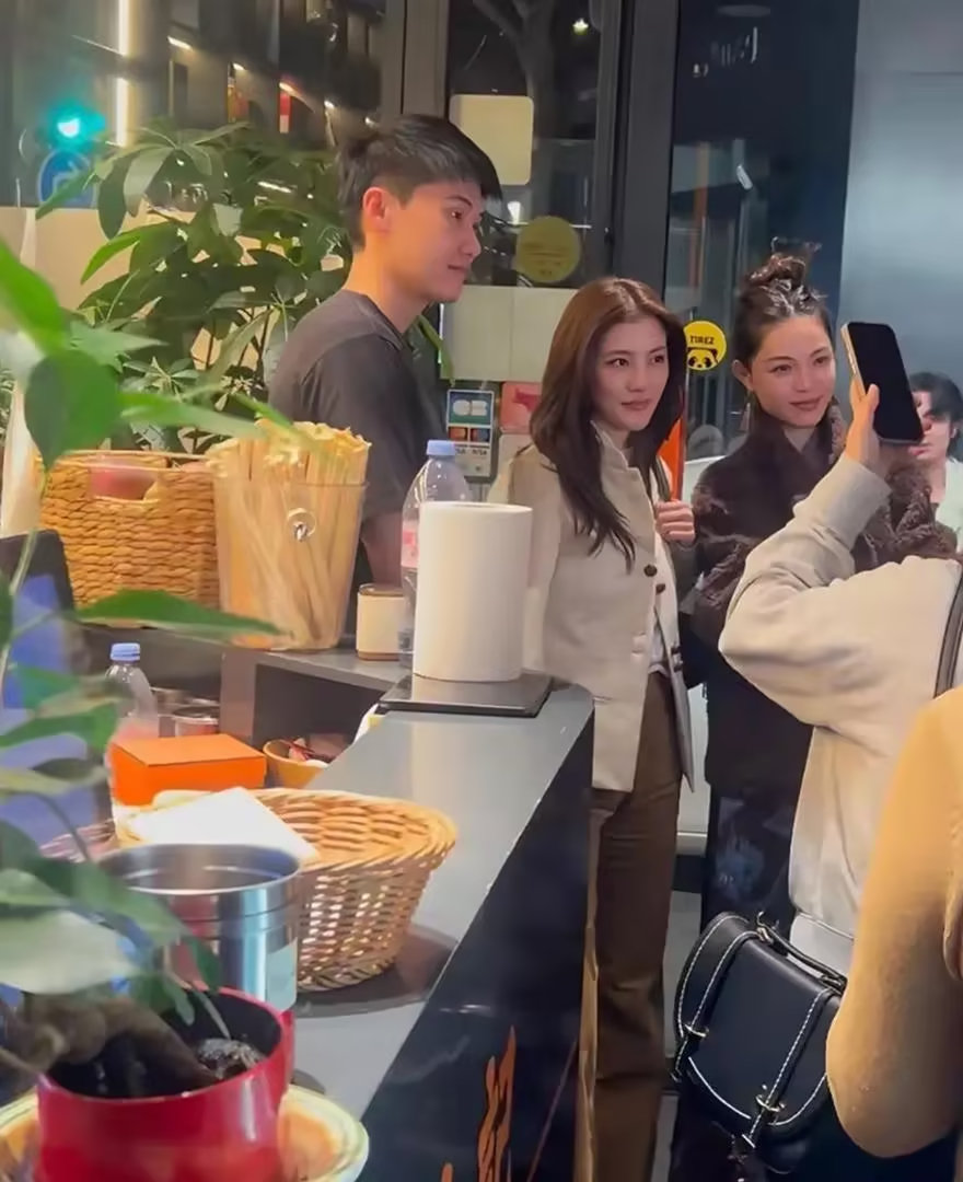 巴黎火锅店偶遇吴千语钟楚曦！一个温婉一个俏皮，这闺蜜感绝了 ​