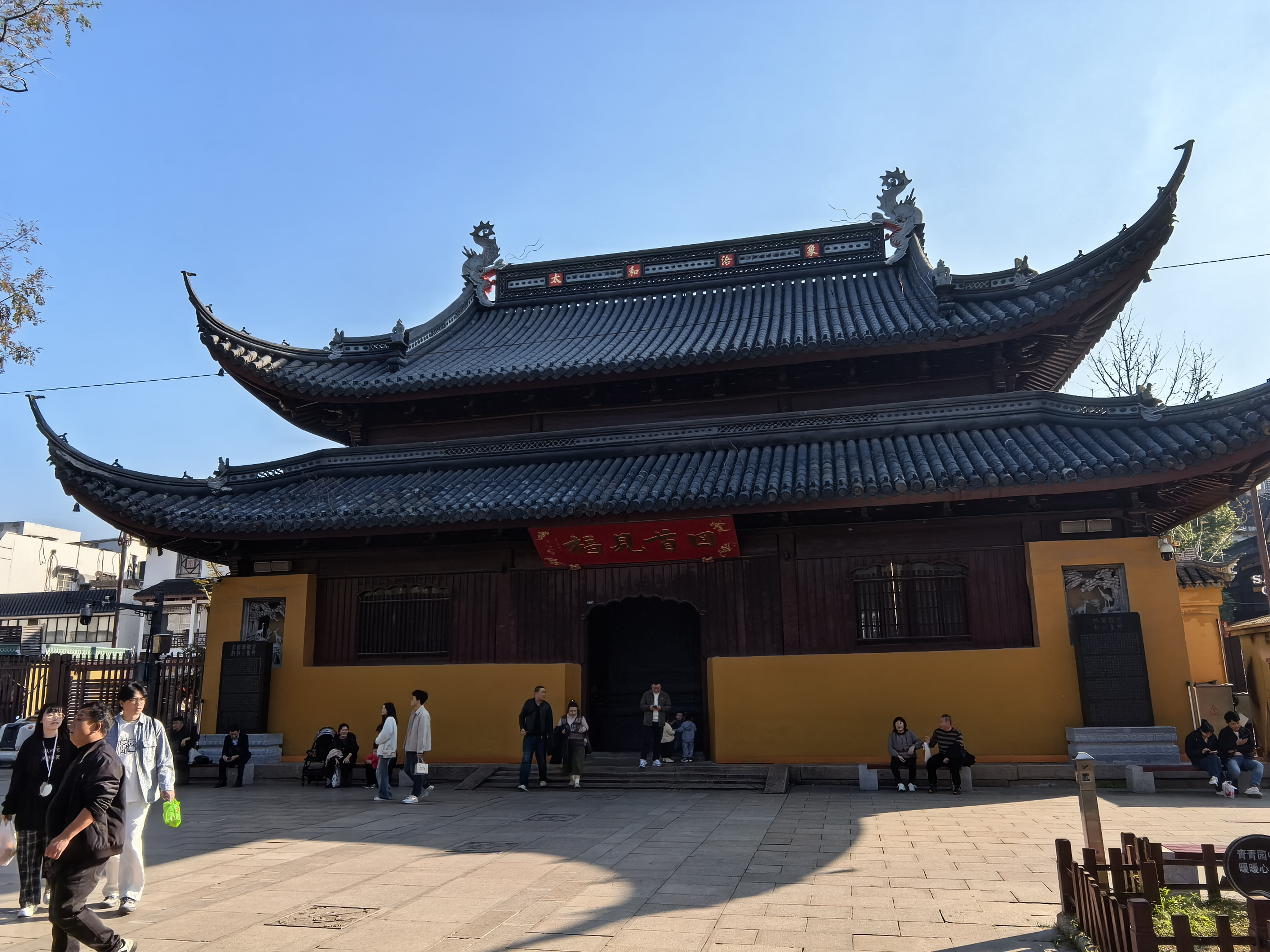 平江路，汉服小姐姐，旗袍美女太养眼啦。观前街沈万三猪蹄凤爪，吃完再带一包回上海。