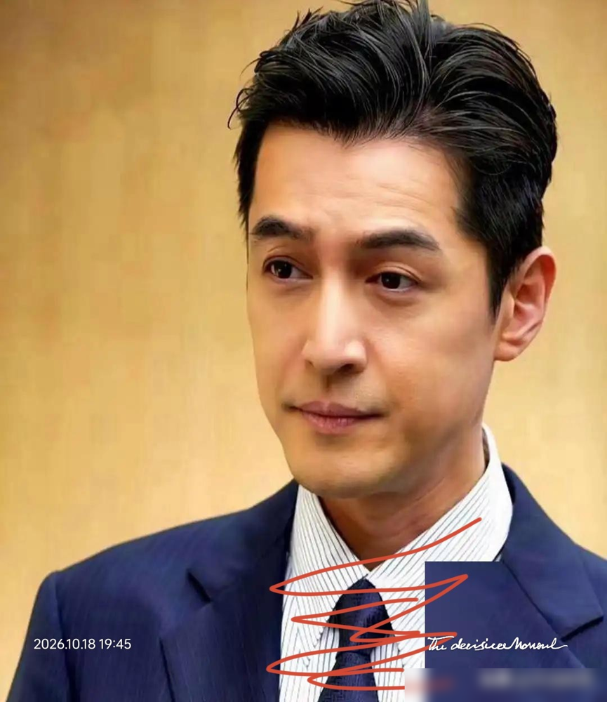 胡歌出门拍戏，女儿直接把他推开了，连亲都不亲，嘴里还念叨草莓熊不用。
不是嫌弃，是舍不得。小孩子表达离别就这一招，用抗拒掩饰难受。胡歌自己说，陪女儿的时间太少，这一块他觉得很失败。
更扎心的是，女儿认识他主要靠电视。看《繁花》最多，管他叫宝总，还嫌现实里的爸爸不够帅。没打光，没造型，孩子不认。
