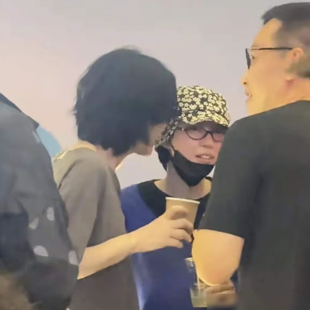 活久见！一向社恐的王菲居然主动带女儿敬酒！
这次阿那亚虾米音乐节，王菲特意到场撑大女儿窦靖童。
演出结束的晚宴上，她放下几十年的天后架子，带窦靖童结识阿那亚创始人等业内前辈，还轻拍女儿，示意她摘口罩打招呼敬酒。
从前她躲镜头躲得比谁都快，不爱应酬的高冷人设立了几十年，这次反差直接把话题炒成数亿